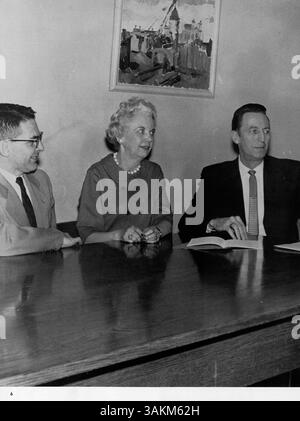 Das Berufsjahrbuch „Tradewind“ 1962 einer High School beleuchtet das Schülerleben, die Lehrkräfte, die Leichtathletik und die Clubs und dokumentiert das Schuljahr 1961-1962 mit dem Schwerpunkt auf der Geschichte der afroamerikanischen USA. Stockfoto