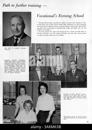 Dieses Berufsjahrbuch aus dem Jahr 1962, „62 Tradewind“, dokumentiert wichtige Ereignisse und Errungenschaften des Schuljahres 1961-1962 mit Schwerpunkt auf Schülern, Lehrern, Leichtathletik und afroamerikanischer Geschichte. Stockfoto