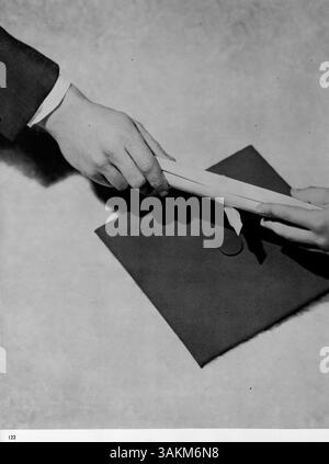 Das Berufsjahrbuch 1962 Tradewind aus Hennepin County fängt die Höhepunkte des Schuljahres 1961-1962 mit Schülern, Lehrern, Vereinen, Leichtathletik, und afroamerikanische Geschichte. Stockfoto