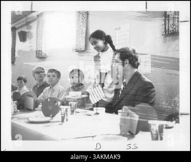 Das Folwell Luncheon zeigt Rektor Byron Schneider mit amerikanischen Studenten der 8. Klasse in einer Gruppe, die in einem Innenraum aufgenommen wurde. Die Veranstaltung beleuchtet die informative Interaktion. Die afroamerikanische Geschichte ist auch ein Schlüsselthema in der Dokumentation. Stockfoto