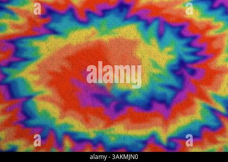Helles, mit Tie-Dye-Technik gefärbtes Gewebe. Textil mit Wirbeln in Regenbogenfarben Stockfoto