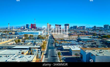 Kontrast zwischen der urbanen Skyline und der Wüstenlandschaft in Las Vegas Stockfoto