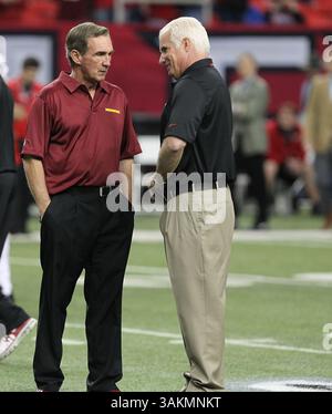 15. Dezember 2013 - Atlanta, Georgia, USA - Washington Redskins-Cheftrainer Mike Shanahan und Atlanta Falcons-Cheftrainer Mike Smith begrüßen vor dem Spiel die Washington Redskins und die Atlanta Falcons im Georgia Dome. (Kreditbild: © Frank Mattia/ZUMAPRESS.com) Stockfoto