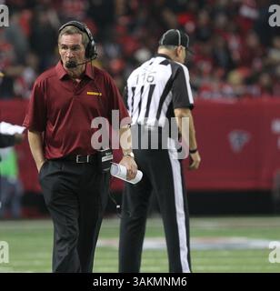 15. Dezember 2013: Atlanta, Georgia, USA - der Trainer der Washington Redskins Mike Shanahan, der während des Spiels zwischen den Washington Redskins und den Atlanta Falcons im Georgia Dome an der Seitenlinie vorbeiläuft. (Kreditbild: © Frank Mattia/ZUMAPRESS.com) Stockfoto