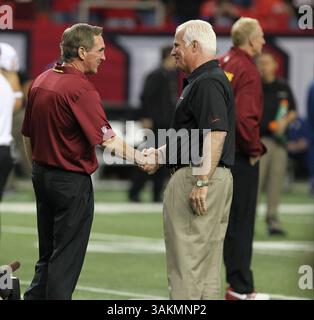 15. Dezember 2013 - Atlanta, Georgia, USA - der Trainer der Washington Redskins Mike Shanahan und der Trainer der Atlanta Falcons Mike Smith schütteln sich die Hände vor dem Spiel zwischen den Washington Redskins und den Atlanta Falcons im Georgia Dome. (Kreditbild: © Frank Mattia/ZUMAPRESS.com) Stockfoto