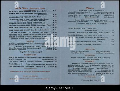 Ein zweifach gefaltetes Dinner-Menü des Minneapolis Athletic Club, gedruckt auf hellblauem Karton. Auf der Speisekarte stehen verschiedene Gerichte wie a la carte Hauptgerichte, Salate, Sandwiches, Vorspeisen und Desserts. Es enthält auch das Logo des Clubs und gibt an, dass kein Trinkgeld erlaubt ist. Stockfoto