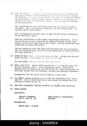 Ein wöchentliches Bulletin der Minneapolis Public Library für 1964, das für Mitarbeiter mit Updates und Ankündigungen für Bibliotheksmitarbeiter entwickelt wurde. Stockfoto