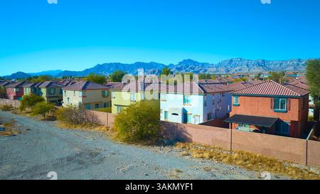 Luftaufnahme von Vorstadthäusern und Desert Mountains in Las Vegas Stockfoto