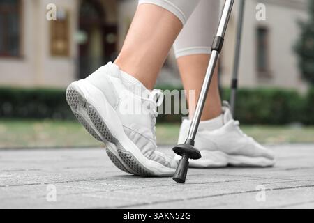 Sportliche Frau, die Nordic Walking auf der Straße macht, Nahaufnahme Stockfoto