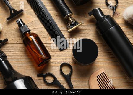 Moderner Trimmer und Rasierzubehör auf hölzernem Hintergrund Stockfoto