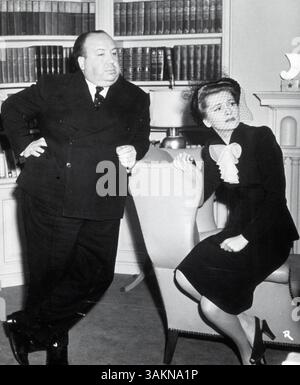 15. Dezember 2013: Joan Fontaine, Schauspielerin des Regisseurs Alfred Hitchcock aus dem Jahr 1941, die für ihre Arbeit in Rebecca bekannt ist, starb. Sie war 96. IM BILD: 1941, JOAN FONTAINE und ALFRED HITCHCOCK hinter den Kulissen von "MISSTRAUEN". (Kreditbild: © SNAP/Entertainment Pictures/ZUMAPRESS.com) Stockfoto