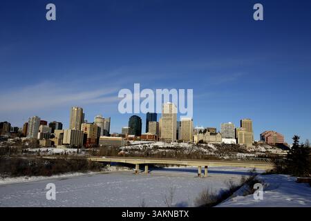 16. Dezember 2013 - Edmonton, ab, Kanada - die Innenstadt von Edmonton ist am Montag, 16. Dezember 2013, vom Rand an der Südseite des Flusstals aus zu sehen und von der 99b Street in der Scona Road nach Norden zu blicken. Tom Braid/Edmonton Sun/QMI Agency (Kreditbild: © Tom Braid/QMI Agency/ZUMAPRESS.com) Stockfoto