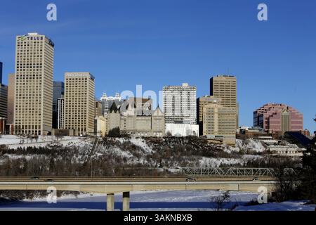 16. Dezember 2013 - Edmonton, ab, Kanada - die Innenstadt von Edmonton ist am Montag, 16. Dezember 2013, vom Rand an der Südseite des Flusstals aus zu sehen und von der 99b Street in der Scona Road nach Norden zu blicken. Tom Braid/Edmonton Sun/QMI Agency (Kreditbild: © Tom Braid/QMI Agency/ZUMAPRESS.com) Stockfoto