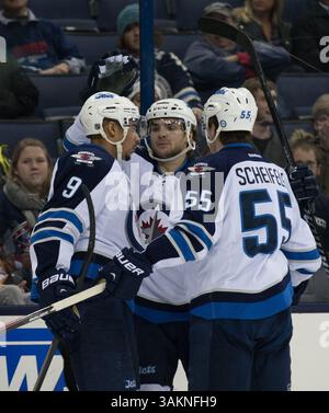 16. Dezember 2013 - Columbus, OH, Vereinigte Staaten von Amerika - Winnipeg Jets Linksflügel Evander Kane (9) feiert sein Tor mit seinen Teamkollegen in der dritten Periode während des NHL-Spiels zwischen den Winnipeg Jets und den Columbus Blue Jackets in der Nationwide Arena in Columbus, OH. Die Winnipeg Jets besiegten die Columbus Blue Jackets mit 3:2. (Bild: © Aaron Doster/Cal Sport Media/Cal Sport Media/ZUMAPRESS.com) Stockfoto