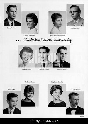 Dieses Jahrbuch der Bloomington High School 1961, „Bear 61“, zeigt Schüler, Dozenten, Leichtathletik, Vereine und wichtige Schulveranstaltungen aus dem Schuljahr 1960-1961. Stockfoto
