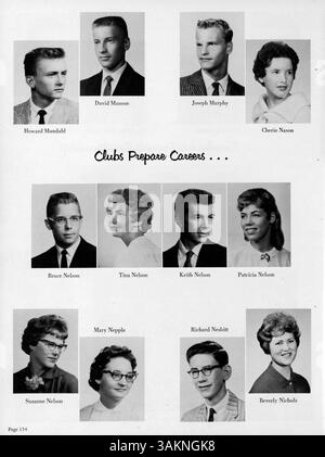 Das Jahrbuch der Bloomington High School 1961, „Bear 61“, zeigt Schüler, Vereine, Lehrer, Leichtathletik und wichtige Veranstaltungen aus dem akademischen Jahr 1960-1961. Stockfoto