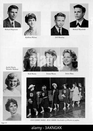 Dieses Jahrbuch „Bear 61“ von der Bloomington High School 1961 beleuchtet das akademische, soziale und sportliche Leben der Schüler während des Schuljahres 1960-1961. Stockfoto