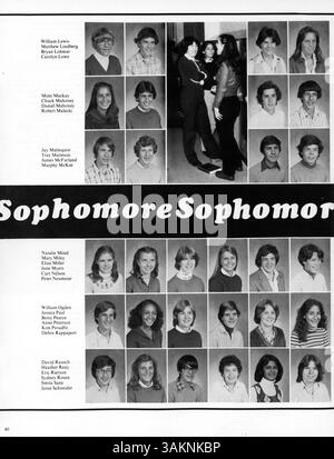 Die 1980 erschienene Ausgabe des Jahrbuchs der Blake School, „Reflections“, erfasst wichtige Aspekte des Schülerlebens, darunter Leichtathletik, Vereine, Lehrkräfte und andere Schulveranstaltungen aus dem Jahr 1979-1980. Stockfoto