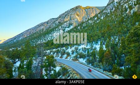 Motorradabenteuer auf der Snowy Mountain Road in Nevada Stockfoto
