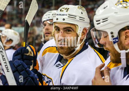Januar 2014: Raleigh, North Carolina, USA S - Nashville Predators verließ Eric Nystrom (24) während des NHL-Spiels zwischen den Nashville Predators und den Carolina Hurricanes in der PNC Arena. Die Carolina Hurricanes besiegten die Nashville Predators mit 2:1. (Bild: © Andy Martin Jr./ZUMAPRESS.com) Stockfoto