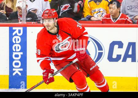 Januar 2014: Raleigh, North Carolina, USA S - Carolina Hurricanes Right Wing Patrick Dwyer (39) während des NHL-Spiels zwischen den Nashville Predators und den Carolina Hurricanes in der PNC Arena. Die Carolina Hurricanes besiegten die Nashville Predators mit 2:1. (Bild: © Andy Martin Jr./ZUMAPRESS.com) Stockfoto