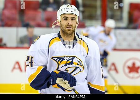 Januar 2014: Raleigh, North Carolina, USA S - Nashville Predators verließ Eric Nystrom (24) während des NHL-Spiels zwischen den Nashville Predators und den Carolina Hurricanes in der PNC Arena. Die Carolina Hurricanes besiegten die Nashville Predators mit 2:1. (Bild: © Andy Martin Jr./ZUMAPRESS.com) Stockfoto