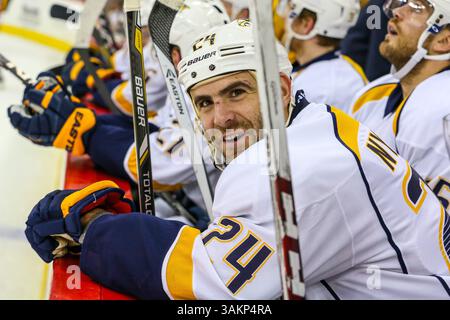 Januar 2014: Raleigh, North Carolina, USA S - Nashville Predators verließ Eric Nystrom (24) während des NHL-Spiels zwischen den Nashville Predators und den Carolina Hurricanes in der PNC Arena. Die Carolina Hurricanes besiegten die Nashville Predators mit 2:1. (Bild: © Andy Martin Jr./ZUMAPRESS.com) Stockfoto