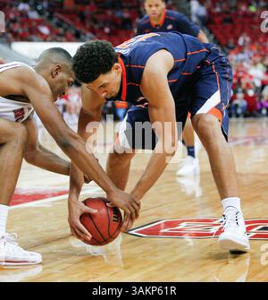Januar 2014: Raleigh, North Carolina, USA S - North Carolina State Wolfpack Stürmer T.J. Warren (24) und Virginia Cavaliers Stürmer Anthony Gill (13) kämpfen um den Ball während des Spiels in der PNC Arena in Raleigh, N.C. zwischen dem North Carolina State Wolfpack und den Virginia Cavaliers. Virginia gewann 76-45 (Kreditbild: © Wes Hight/ZUMAPRESS.com) Stockfoto