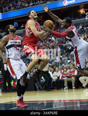 11. Januar 2014 - Washington, DC, USA - Houston Rockets Small Forward Omri Casspi (18) wird von Washington Wizards Small Forward Martell Webster (9) während der ersten Hälfte ihres Spiels im Verizon Center in Washington am Samstag, den 11. Januar 2014 bekämpft. (Bild: © Harry E. Walker/MCT/ZUMAPRESS.com) Stockfoto