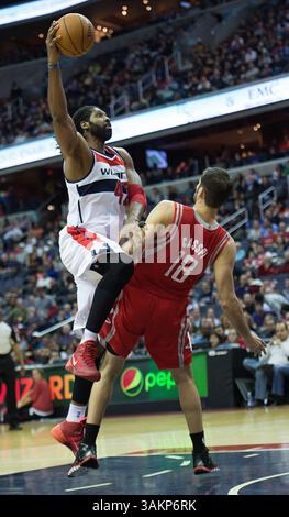 11. Januar 2014 - Washington, DC, USA - Washington Wizards Power Stürmer Nene Hilario (42) schießt in der zweiten Hälfte des Spiels im Verizon Center in Washington am Samstag, den 11. Januar 2014 gegen Houston Rockets Small Forward Omri Casspi (18). Houston besiegte Washington mit 114:107. (Bild: © Harry E. Walker/MCT/ZUMAPRESS.com) Stockfoto