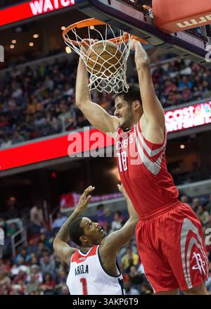 11. Januar 2014 - Washington, DC, USA - Houston Rockets Small Forward Omri Casspi (18) schlägt in der ersten Hälfte des Spiels im Verizon Center in Washington am Samstag, den 11. Januar 2014 dunks über Washington Wizards Small Forward Trevor Ariza (1). (Bild: © Harry E. Walker/MCT/ZUMAPRESS.com) Stockfoto