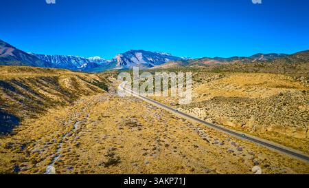 Die Winding Road führt durch Nevadas raues Berggebiet Stockfoto