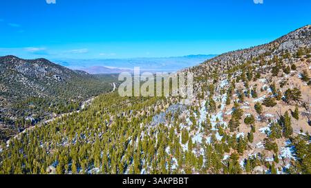 Die schneebedeckten Nevada Mountains mit der Winding Road Stockfoto