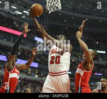 13. Januar 2014 - Chicago, IL, USA - Chicago Bulls Small Forward Tony Snell (20) macht einen Korb an Washington Wizards Shooting Guard Bradley Beal (3) während der ersten Halbzeit im United Center in Chicago am Montag, 13. Januar 2014. (Bild: © Nuccio Dinuzzo/MCT/ZUMAPRESS.com) Stockfoto