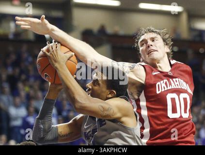 14. Januar 2014 - Manhattan, KS, USA - Shane Southwell aus Kansas State wird von Ryan Spangler (00) aus Oklahoma angegriffen, als er am Dienstag, den 14. Januar 2014, in der zweiten Hälfte im Bramlage Coliseum in Manhattan, Kan. Einen Schuss abwirft. K-State gewann 72:66. (Kreditbild: © Bo Rader/MCT/ZUMAPRESS.com) Stockfoto