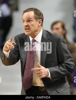 14. Januar 2014 - Manhattan, KS, USA - Oklahoma-Cheftrainer Lon Kruger ruft seinen Spielern während des Kampfes gegen Kansas State im Bramlage Coliseum in Manhattan, Kan., am Dienstag, den 14. Januar 2014 Anweisungen. K-State gewann 72:66. (Kreditbild: © Bo Rader/MCT/ZUMAPRESS.com) Stockfoto