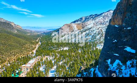 Luftaufnahme der schneebedeckten Nevada Mountains und des Waldes im Winter Stockfoto