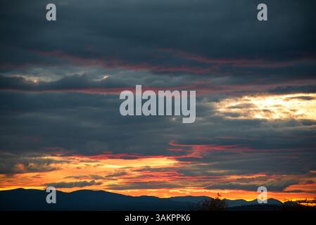 Schöner Sonnenuntergang in Kanada im Herbst mit leuchtend rosa, schwülligen Wolken, die sich über einer nördlichen Landschaft bilden. Stockfoto
