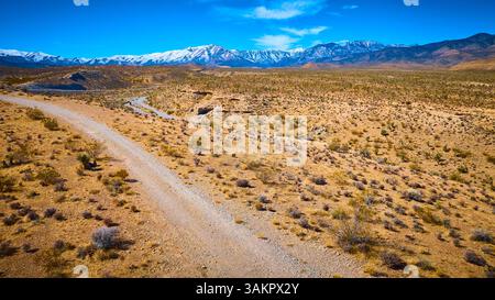 Aerial Desert Road und schneebedeckte Berge Nevada Stockfoto