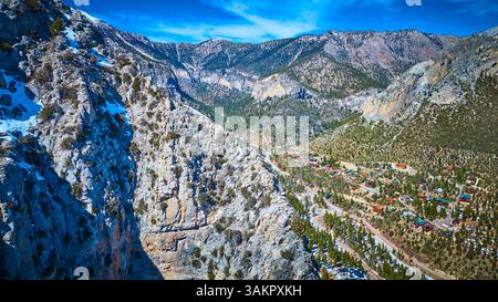 Luftaufnahme des Mt. Charleston Snowy Cliff and Village in Nevada Stockfoto