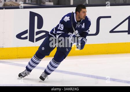 Dezember 2013 - Toronto, Ontario, Kanada - 19. Dezember 2013 Toronto, Ont.. Toronto RW Joffrey Lupul (19) in Aufwärmspielen während des Spiels zwischen Phoenix Coyotes und Toronto Maple Leafs im Air Canada Centre am 19. Dezember 2013 in Toronto, ONT Toronto gewann 2-1 bei einem Schießerei...Gerry Angus/CSM(Credit Image: © Gerry Angus/Cal Sport Media/ZUMAPRESS.com) Stockfoto