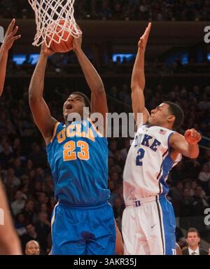 19. Dezember 2013 - New York, New York, USA - Bruins Forward/Center Tony Parker (23) schießt unter den Korb, während Dukes Garde Quinn Cook (2) versucht, in der zweiten Hälfte während des CarQuest Auto Parts Classic Spiels zwischen den UCLA Bruins und den Duke Blue Devils im Madison Square Garden in New York City zu verteidigen. (Bild: © Duncan Williams/Cal Sport Media/ZUMAPRESS.com) Stockfoto