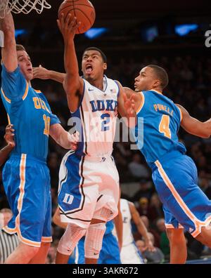 19. Dezember 2013 - New York, New York, USA - Duke's Guard Quinn Cook (2) schießt in der ersten Halbzeit zwischen den Bruin-Verteidigern David Brown (13) und Norman Powell (4) während eines NCAA-Basketballspiels zwischen den UCLA Bruins und den Duke Blue Devils im Madison Square Garden in New York City. (Bild: © Duncan Williams/Cal Sport Media/ZUMAPRESS.com) Stockfoto