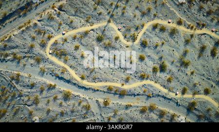 Der Top Down Desert Pathway in der rauen Landschaft Nevadas Stockfoto