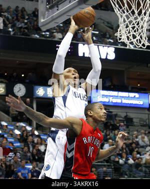 20. Dezember 2013 - Dallas, TX, USA - Shawn Marion der Dallas Mavericks (0) schlägt am Freitag, den 20. Dezember 2013 im American Airlines Center in Dallas einen Schuss über DeMar DeRozan der Toronto Raptors (10). (Kreditbild: © Richard Rodriguez/MCT/ZUMAPRESS.com) Stockfoto