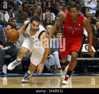 20. Dezember 2013 – Dallas, TX, USA – Jose Calderon (8) der Dallas Mavericks (8) versucht, während der Spielaktion im American Airlines Center in Dallas am Freitag, den 20. Dezember 2013, an Toronto Raptors-Verteidiger Kyle Lowry (7) vorbeizufahren. (Kreditbild: © Richard Rodriguez/MCT/ZUMAPRESS.com) Stockfoto