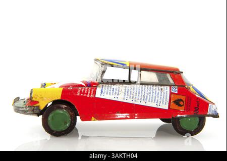 Afrikanischen Spielzeugauto aus Müll isoliert auf weiß Stockfoto