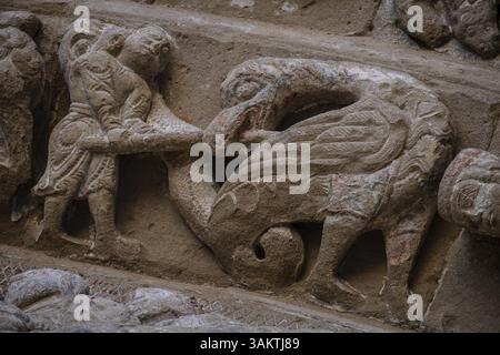 Nördliche romanische Portal, Mann, der einen Drachen spitzt, Kirche El Salvador, romanische aus dem 13. Jahrhundert, Ejea de los Caballeros, Cinco Villas, Aragon Stockfoto