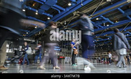 Blick auf Besucher, die durch die große Halle des Georges Pompidou Centre in Frankreich laufen Stockfoto