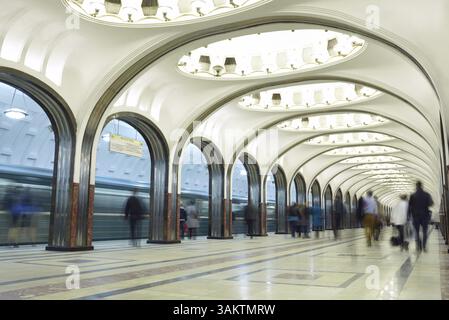 Die Bewegung verschwommen die Pendler an der U-Bahn-Station. Mayakowskaja Station in Moskau unterirdisch. Wunderschöne Bogenarchitektur. Stativ mit Langzeitbelichtung mit Stockfoto